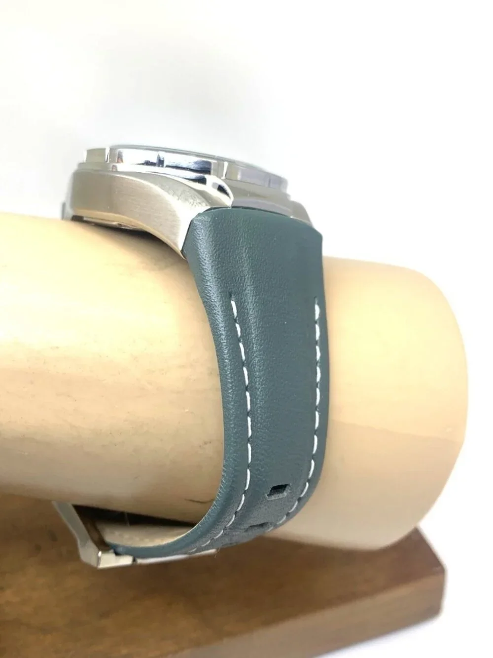 Technomarine Women's Watch TM-215036 Manta Ray Quartz Gray Leather Strap 40mm